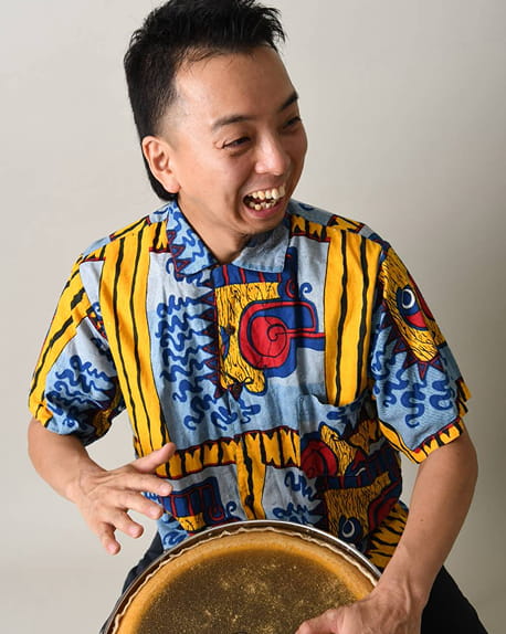 笑顔で演奏するジェラルド かわさき。